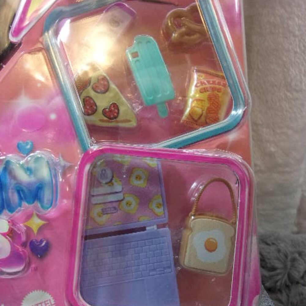 T-159 NEW IN PACKAGE BARBIE DREAM BESTIES RENEE DOLL W/ACCESSORIES - Picture 6 of 13